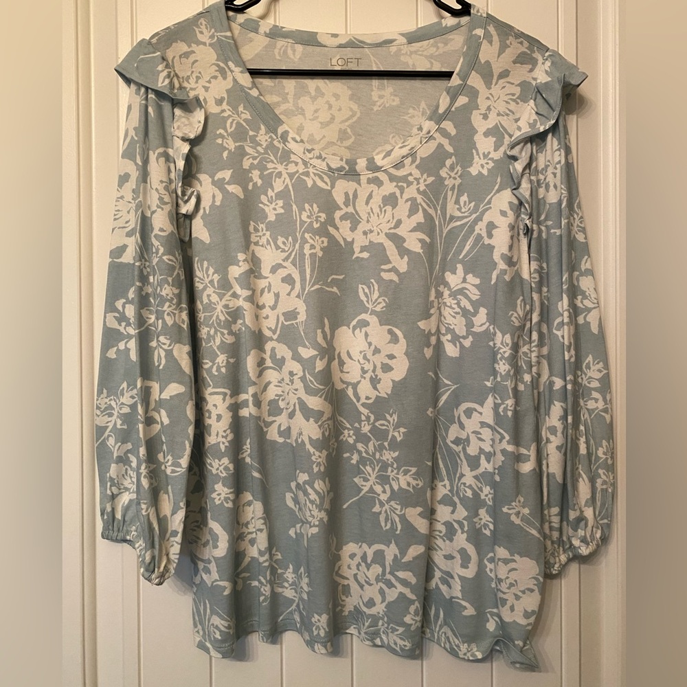 🌸 LOFT long sleeved pullover with ruffles on shoulders. EUC.